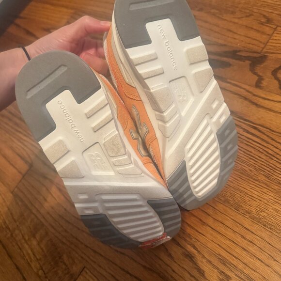 New Balance Women's 997H Shoes - Picture 3 of 7